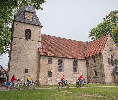 Radfahrer vor der Kirche in Bockhorst 