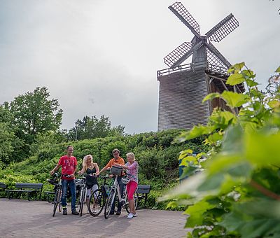 Radfahrer vor dem Neuen Gradierwerk