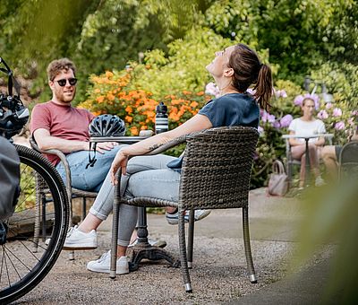 Zwei Radfahrer machen Pause in einem Café