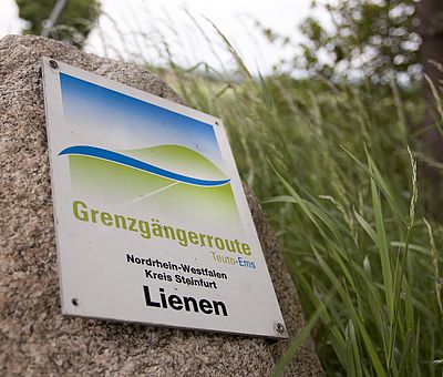 Findling mit Markierung der Grenzgängerroute 