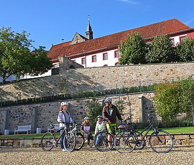 Drei Radfahrer im Knotengarten von Bad Iburg 
